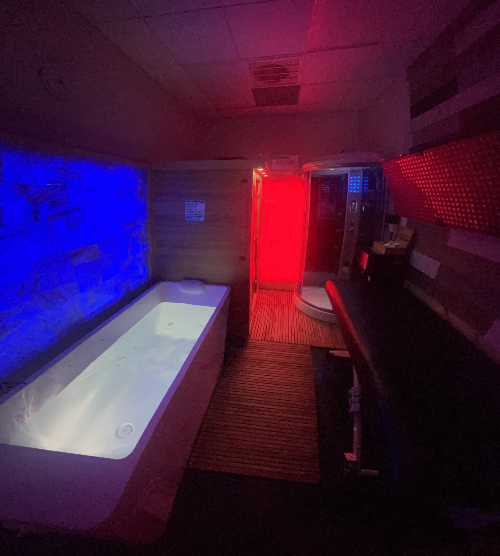 Wellness suite with sauna, cold plunge and red light